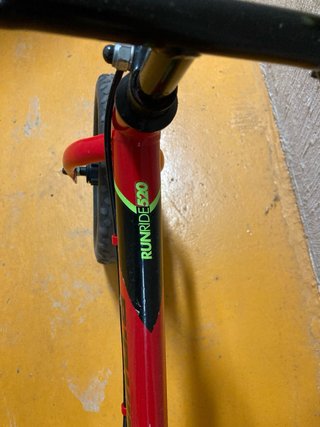 Bicicleta de aprendizaje infantil roja