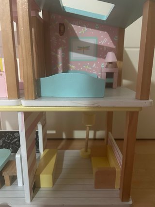 Casita de muñecas de madera con accesorios