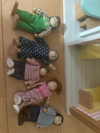 Casita de muñecas de madera con accesorios