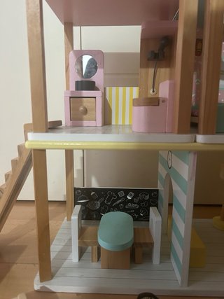 Casita de muñecas de madera con accesorios
