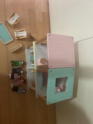 Casita de muñecas de madera con accesorios