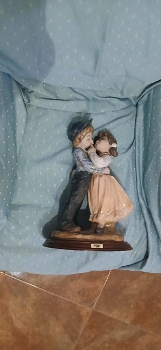 Figura cerámica niños besándose