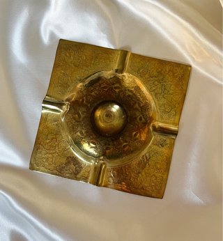 Cenicero dorado con grabados
