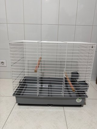 Jaula para pájaros gris y blanca