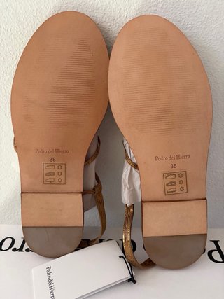 Sandalias Pedro del Hierro doradas de piel