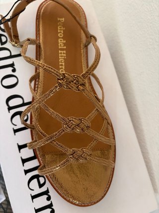 Sandalias Pedro del Hierro doradas de piel