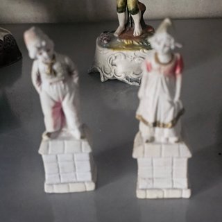 Statuette in biscuits