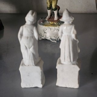 Statuette in biscuits