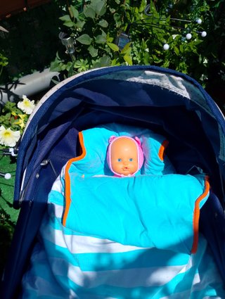 Carrito de muñecas azul,muñeca ,saco,sombrilla