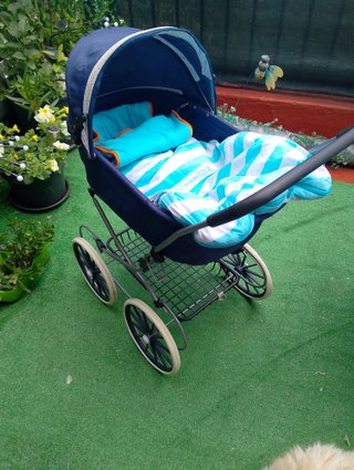 Carrito de muñecas azul,muñeca ,saco,sombrilla