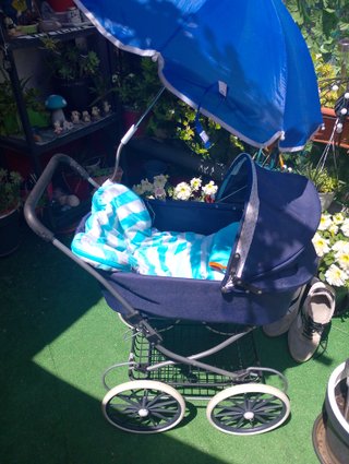 Carrito de muñecas azul,muñeca ,saco,sombrilla