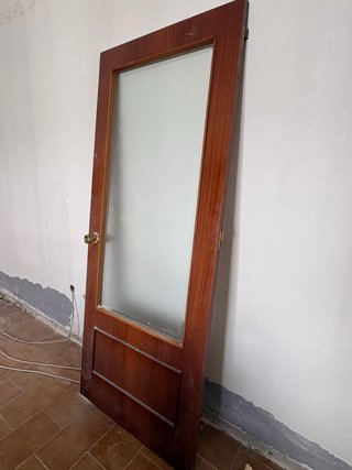 Puerta de salón de madera con cristal