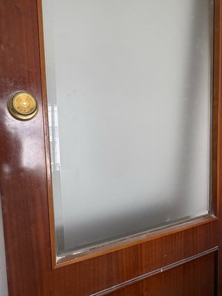 Puerta de salón de madera con cristal