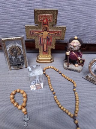 Lote religioso: crucifijo, rosarios y figuras