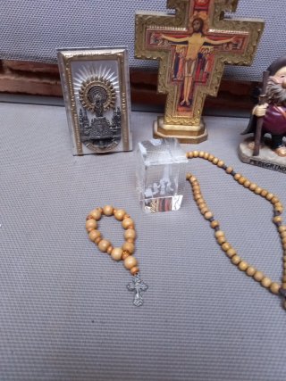 Lote religioso: crucifijo, rosarios y figuras