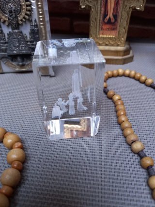 Lote religioso: crucifijo, rosarios y figuras