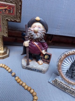 Lote religioso: crucifijo, rosarios y figuras