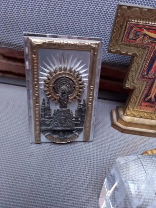 Lote religioso: crucifijo, rosarios y figuras