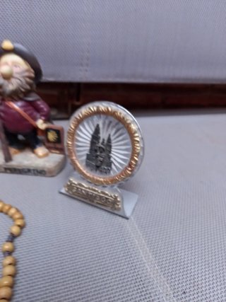 Lote religioso: crucifijo, rosarios y figuras