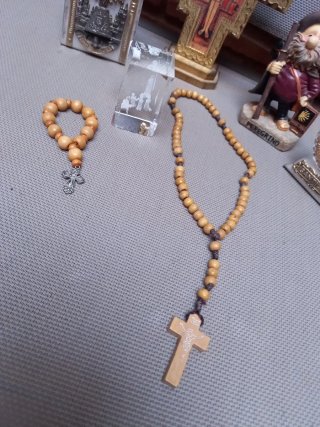 Lote religioso: crucifijo, rosarios y figuras