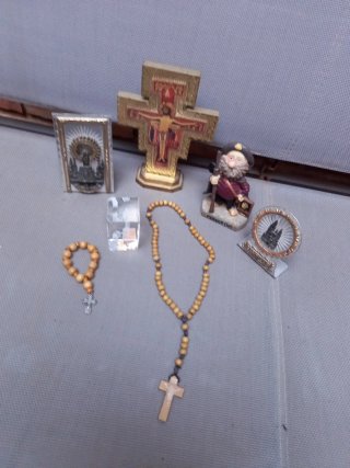 Lote religioso: crucifijo, rosarios y figuras