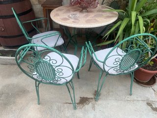Mesa y 4 sillas de jardín