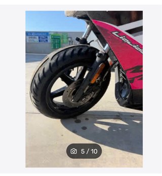 Moto Yamaha Scooter Negra y Rosa
