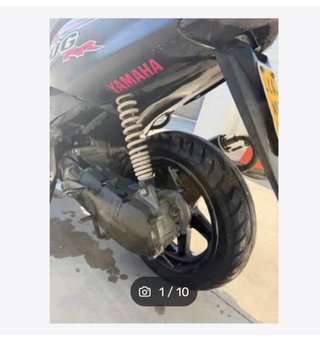 Moto Yamaha Scooter Negra y Rosa