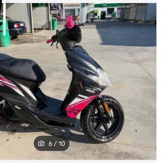 Moto Yamaha Scooter Negra y Rosa