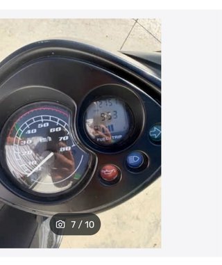 Moto Yamaha Scooter Negra y Rosa