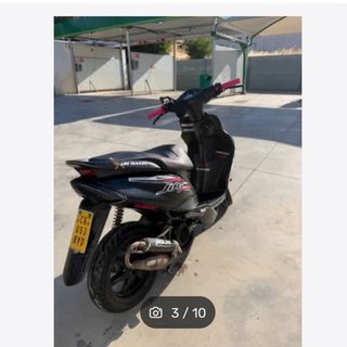 Moto Yamaha Scooter Negra y Rosa