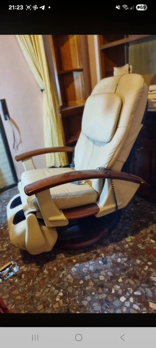 Sillón de masaje de piel y madera
