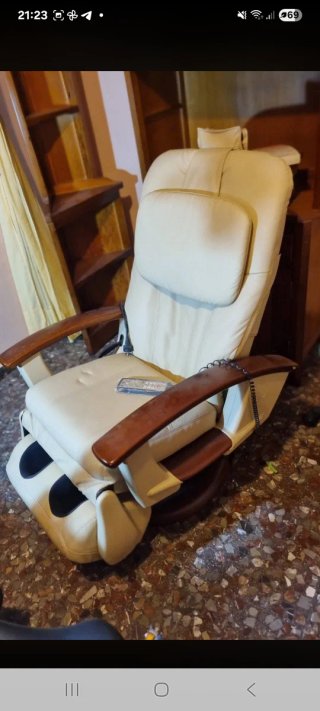Sillón de masaje de piel y madera