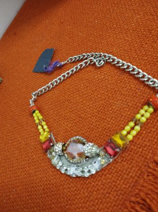 Collana con pietre gialle e rosse