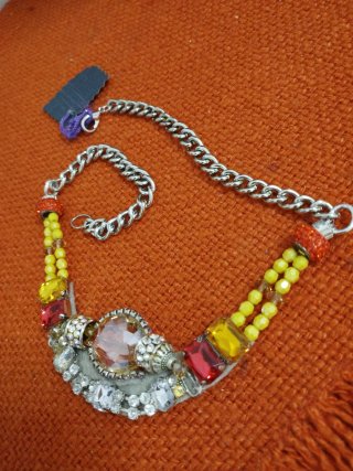Collana con pietre gialle e rosse