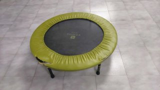 Cama elástica infantil verde