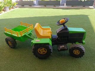 Trattore per bambini a batteria, include carrello.