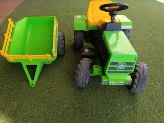 Trattore per bambini a batteria, include carrello.