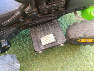 Trattore per bambini a batteria, include carrello.