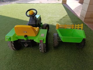 Trattore per bambini a batteria, include carrello.