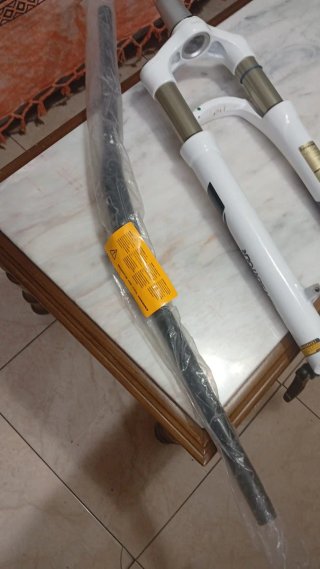 Horquilla y manillar de bicicleta blanco