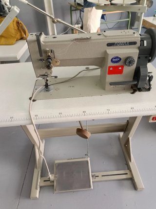 Máquina de coser triple arrastre