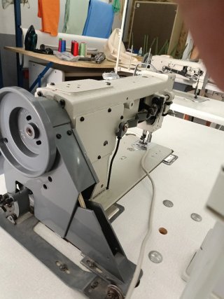 Máquina de coser triple arrastre
