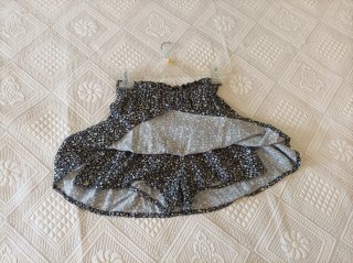 Falda corta estampada con pantalón