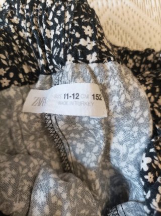 Falda corta estampada con pantalón