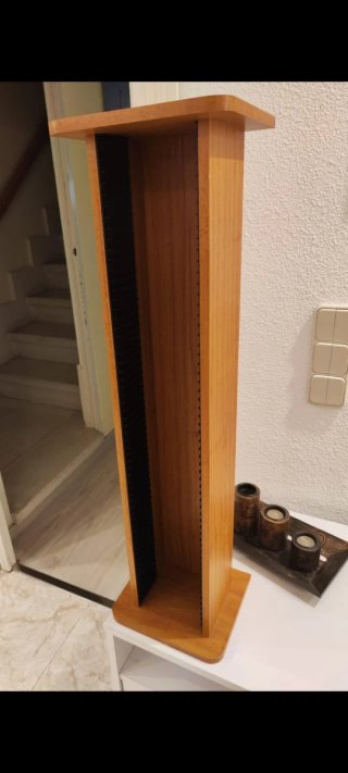 Estantería madera CD's en madera de pino.