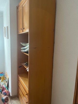 Mueble de madera con cajones y puertas