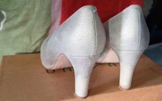 Zapatos de tacón plateados