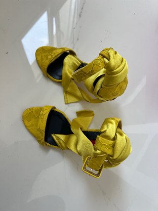 Zapatos de tacón Carolina Herrera amarillos