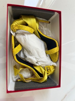 Zapatos de tacón Carolina Herrera amarillos